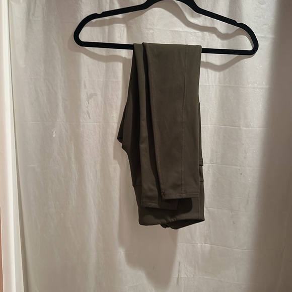 Women’s S Olive Green leggings with pockets - Picture 2 of 2